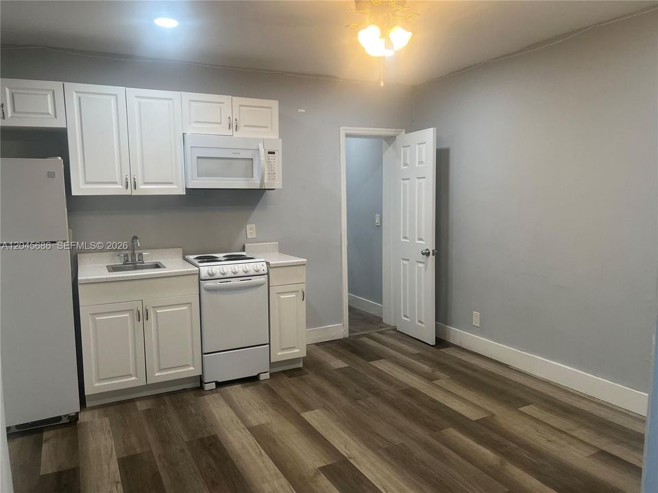 For Rent: $1,449 (0 beds, 1 baths, 300 Square Feet)