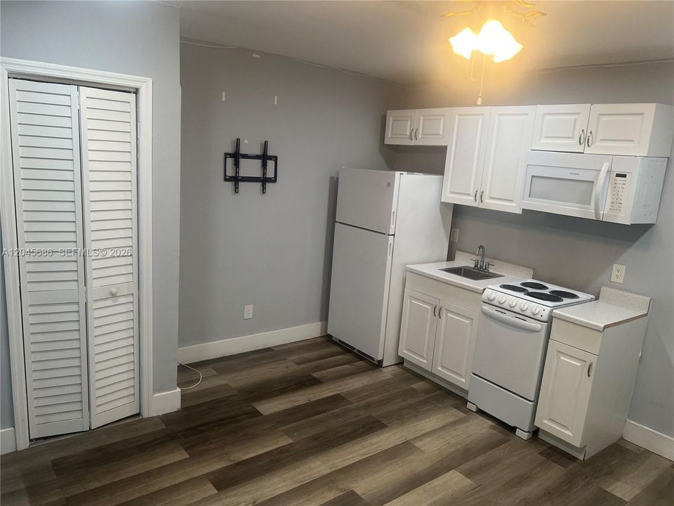For Rent: $1,449 (0 beds, 1 baths, 300 Square Feet)