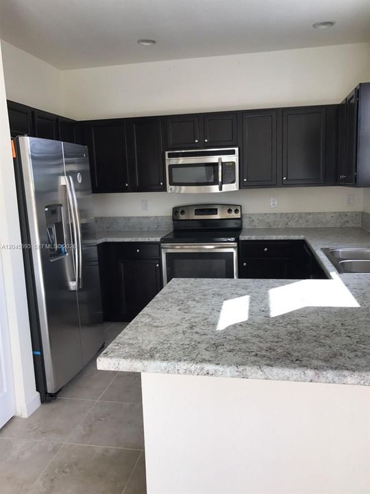 В аренду: $2,550 (4 спален, 2 ванн, 1705 Квадратных фут)