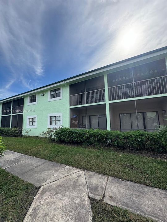 For Sale: $199,777 (2 beds, 2 baths, 900 Square Feet)
