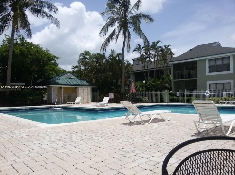 For Sale: $199,777 (2 beds, 2 baths, 900 Square Feet)