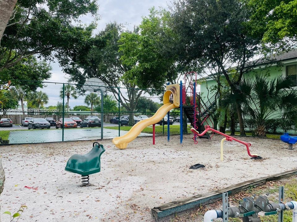 For Sale: $199,777 (2 beds, 2 baths, 900 Square Feet)