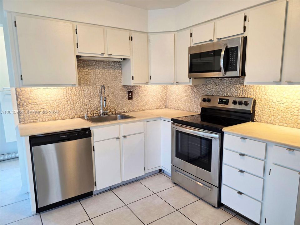 For Rent: $2,600 (2 beds, 1 baths, 984 Square Feet)