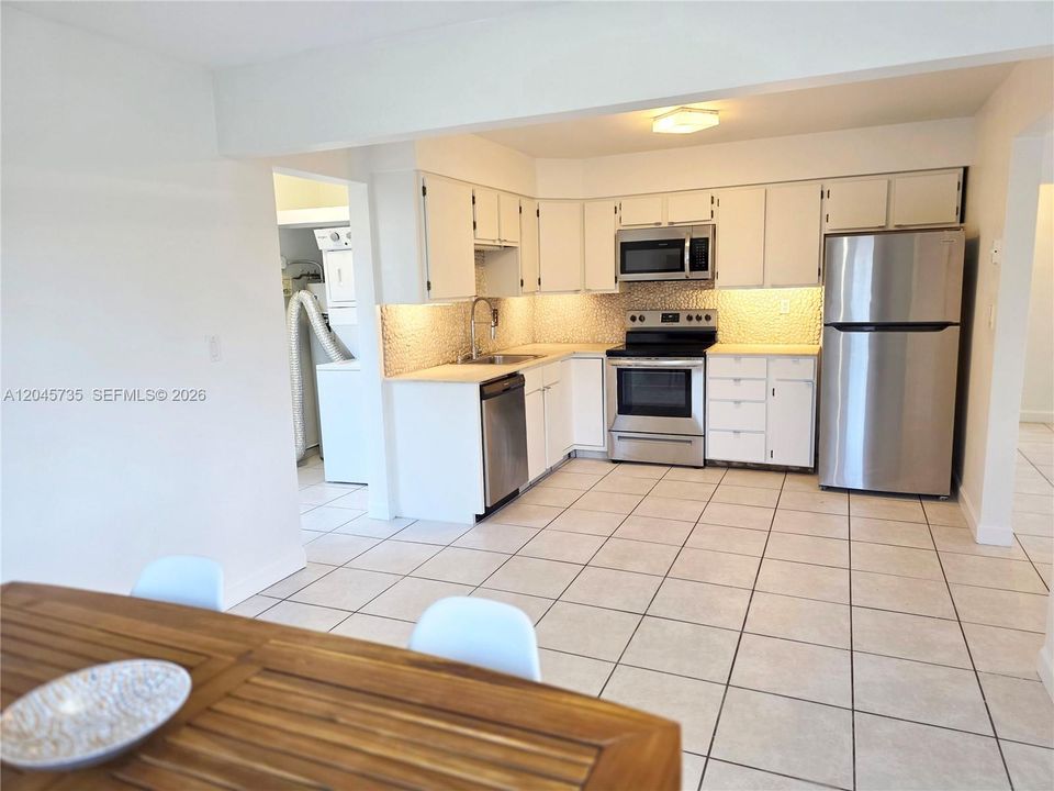 For Rent: $2,600 (2 beds, 1 baths, 984 Square Feet)