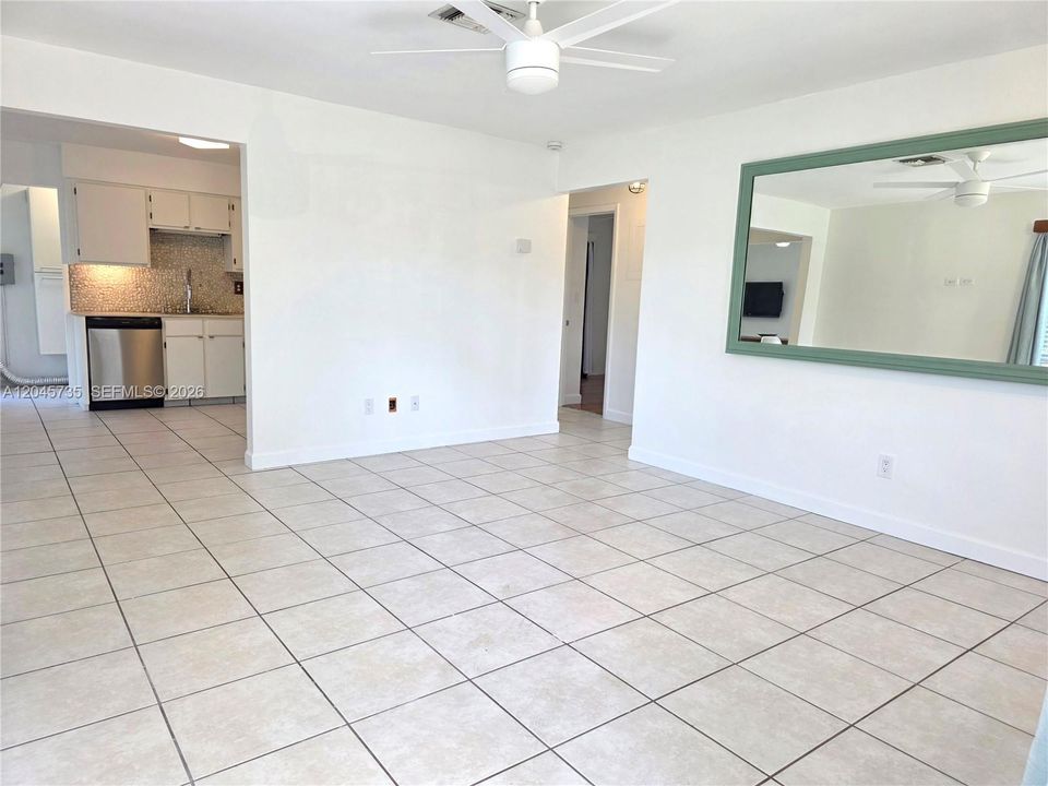 For Rent: $2,600 (2 beds, 1 baths, 984 Square Feet)