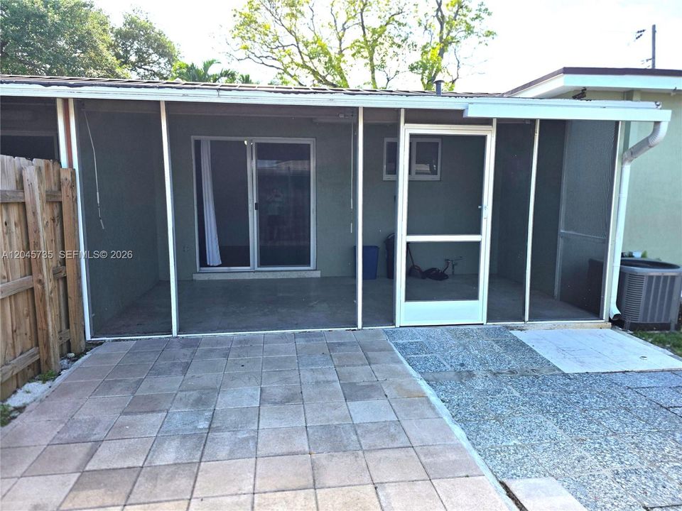 For Rent: $2,600 (2 beds, 1 baths, 984 Square Feet)
