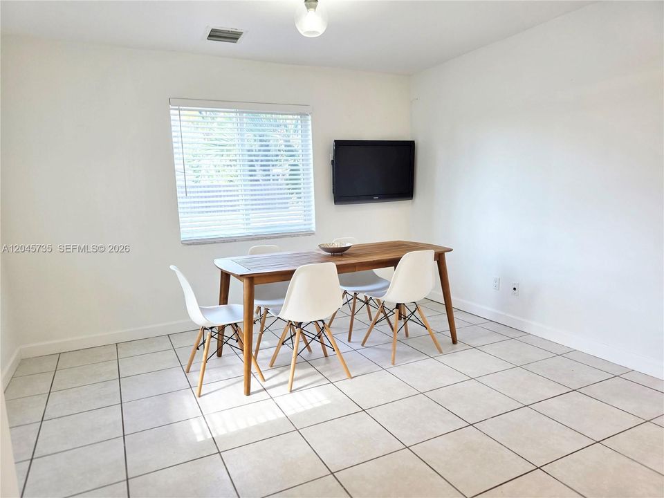 For Rent: $2,600 (2 beds, 1 baths, 984 Square Feet)