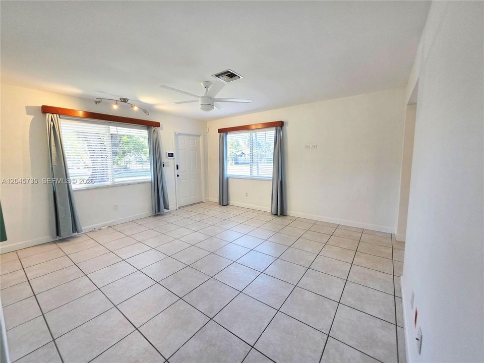 For Rent: $2,600 (2 beds, 1 baths, 984 Square Feet)