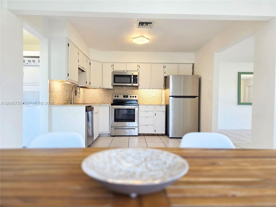 For Rent: $2,600 (2 beds, 1 baths, 984 Square Feet)