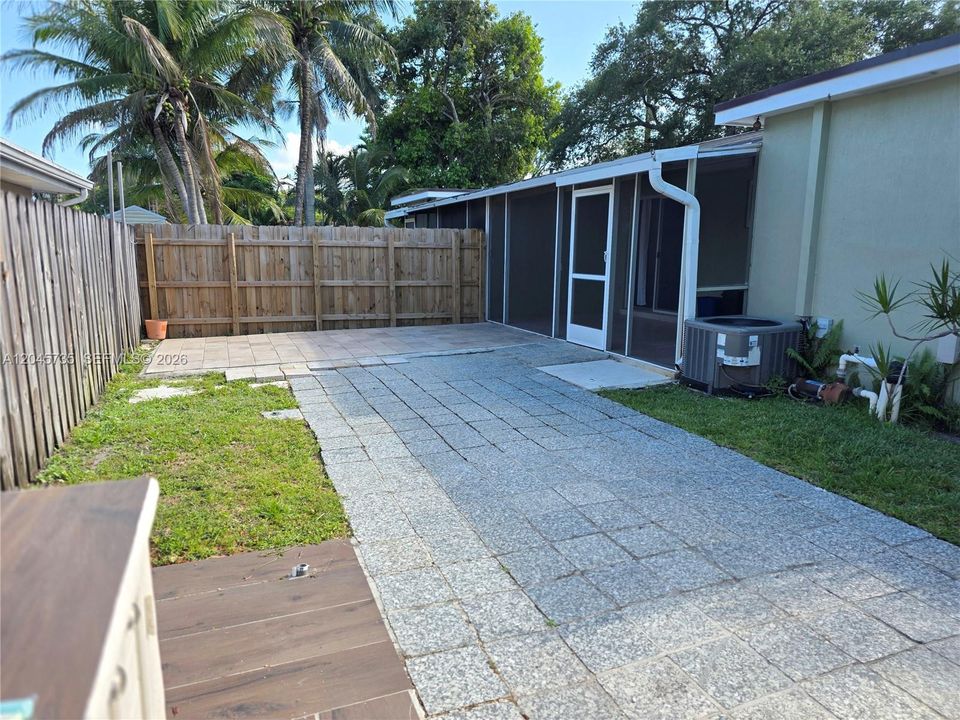 For Rent: $2,600 (2 beds, 1 baths, 984 Square Feet)