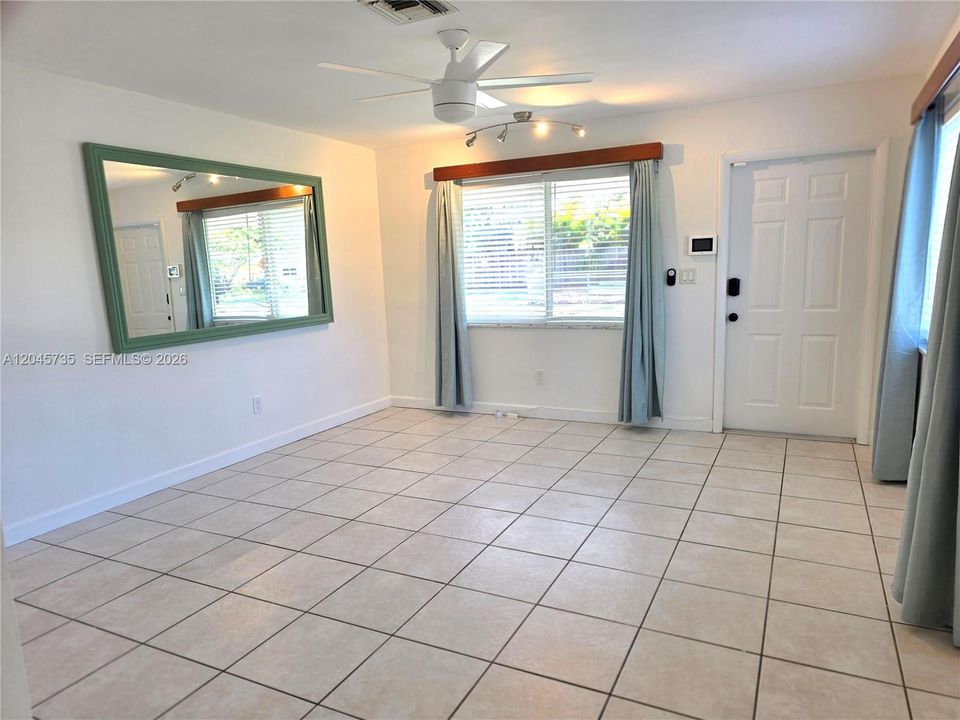 For Rent: $2,600 (2 beds, 1 baths, 984 Square Feet)
