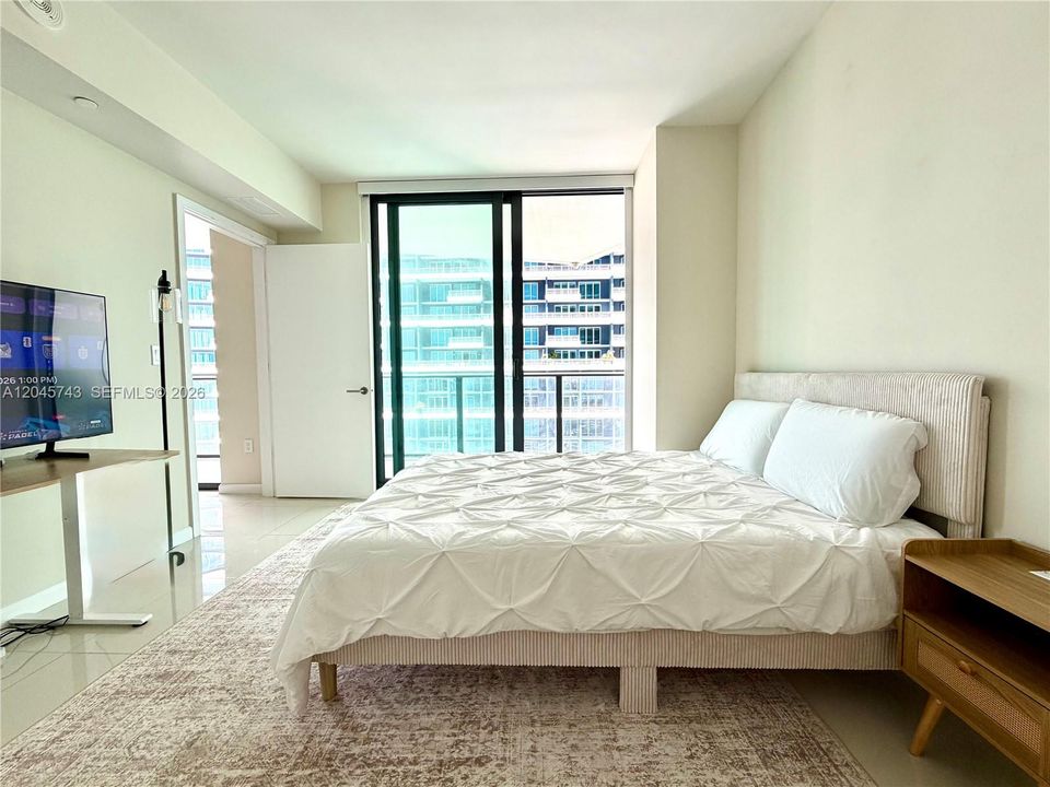 For Rent: $4,000 (1 beds, 1 baths, 649 Square Feet)