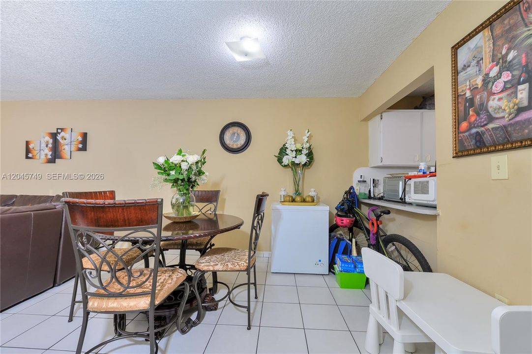 For Rent: $2,300 (2 beds, 1 baths, 954 Square Feet)