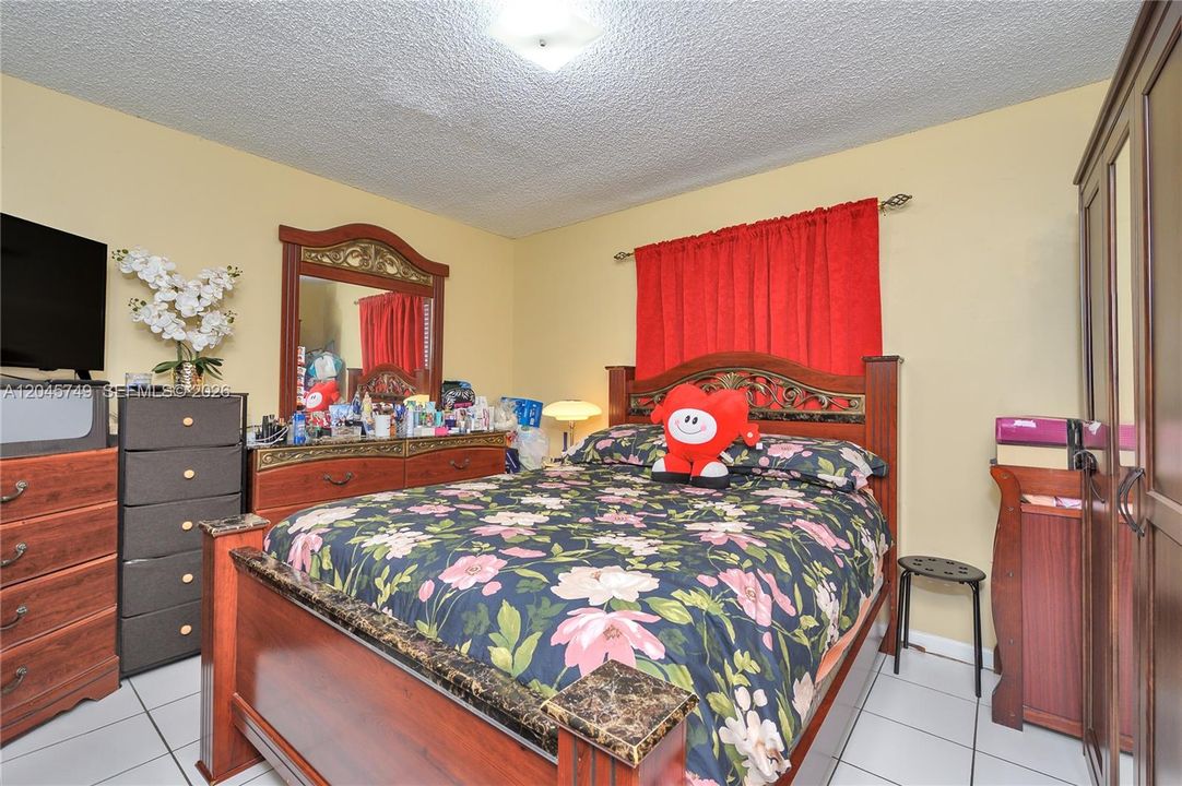 For Rent: $2,300 (2 beds, 1 baths, 954 Square Feet)