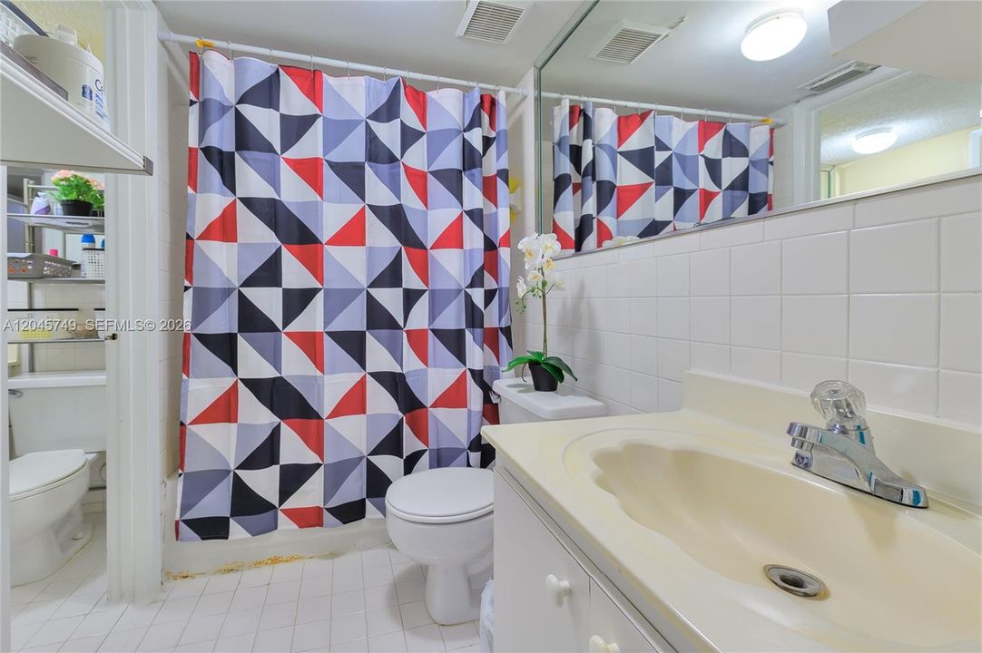 For Rent: $2,300 (2 beds, 1 baths, 954 Square Feet)