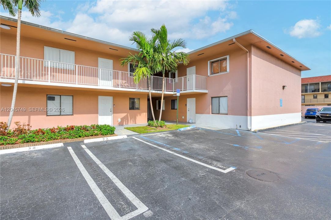 For Rent: $2,300 (2 beds, 1 baths, 954 Square Feet)