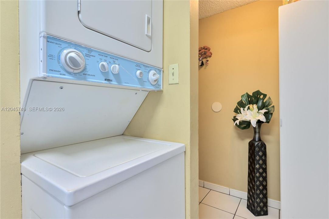 For Rent: $2,300 (2 beds, 1 baths, 954 Square Feet)
