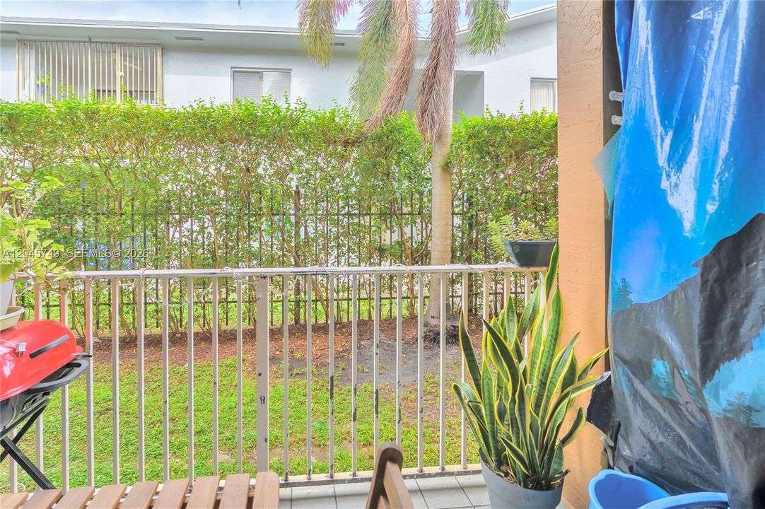For Rent: $2,300 (2 beds, 1 baths, 954 Square Feet)