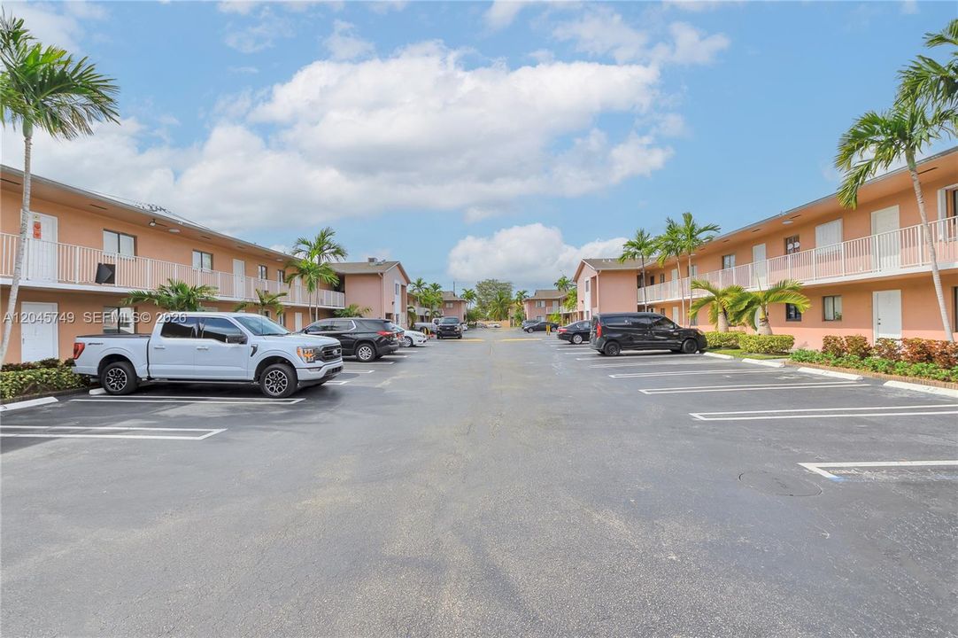 For Rent: $2,300 (2 beds, 1 baths, 954 Square Feet)