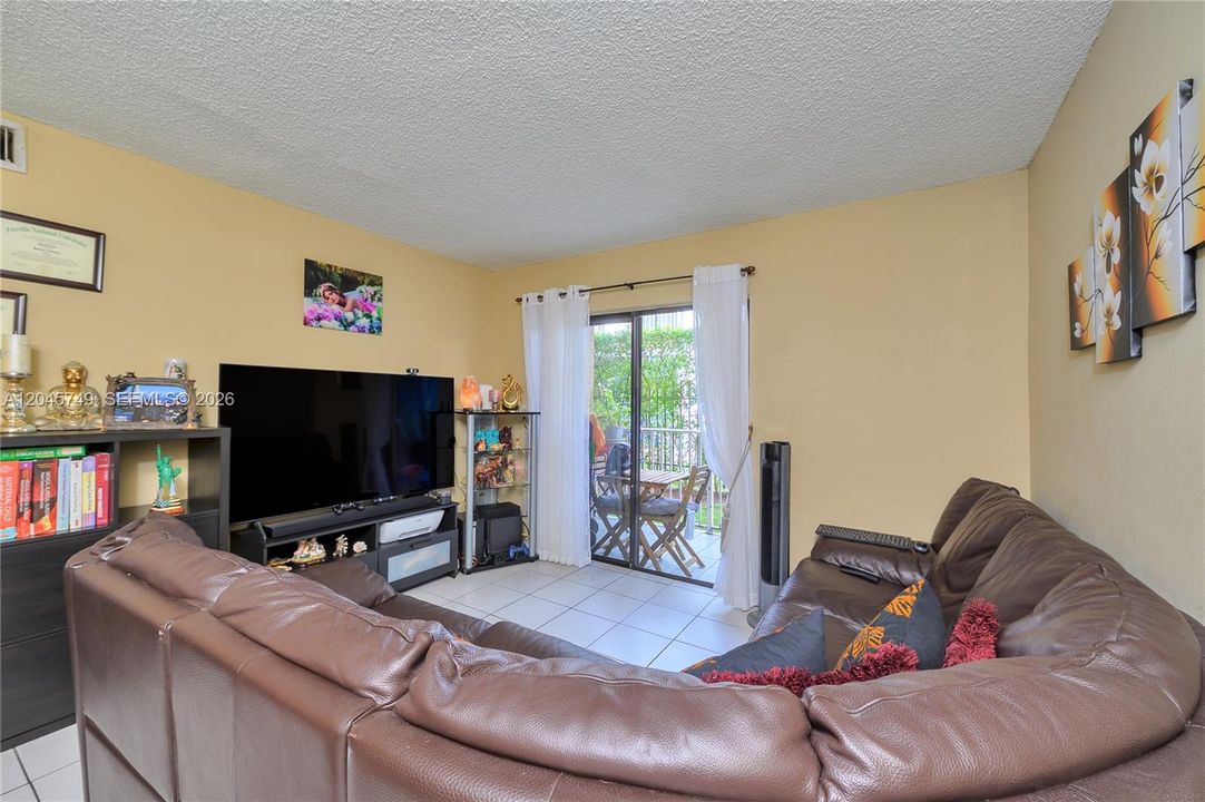 For Rent: $2,300 (2 beds, 1 baths, 954 Square Feet)