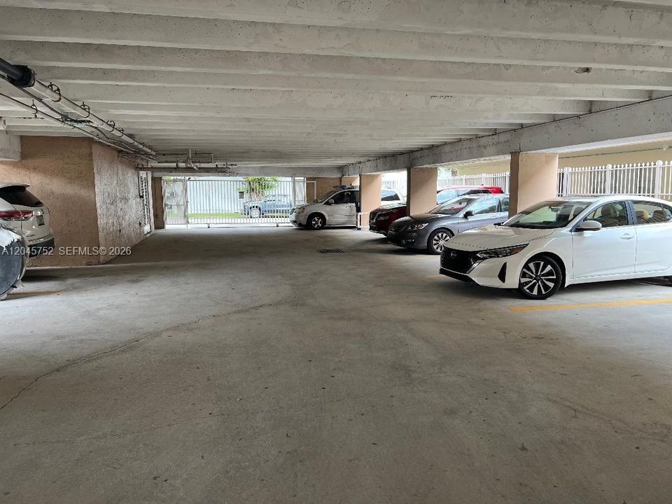 For Rent: $1,800 (1 beds, 1 baths, 770 Square Feet)