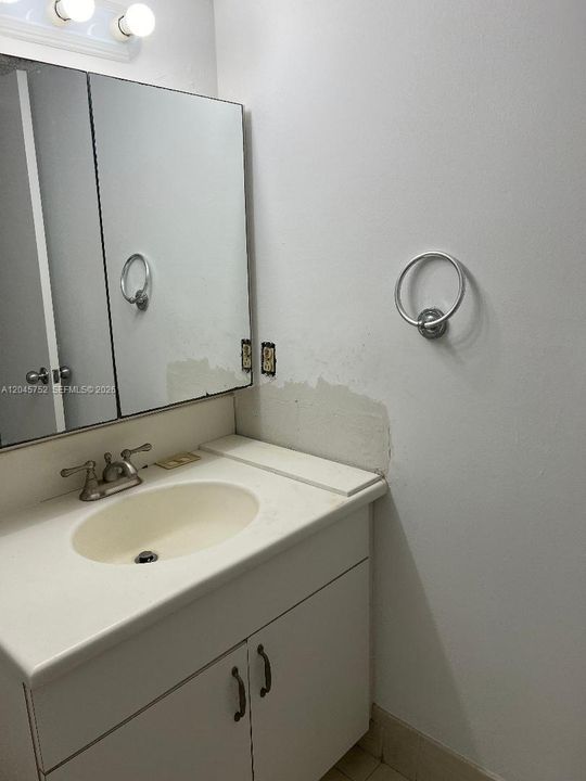 For Rent: $1,800 (1 beds, 1 baths, 770 Square Feet)