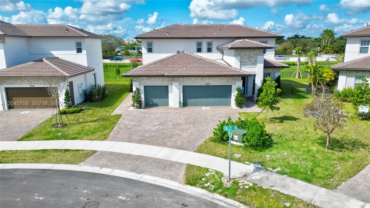 For Sale: $1,500,000 (5 beds, 4 baths, 3888 Square Feet)
