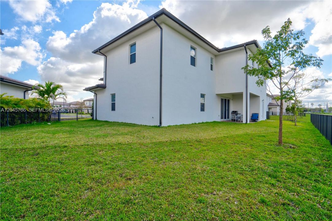 For Sale: $1,500,000 (5 beds, 4 baths, 3888 Square Feet)