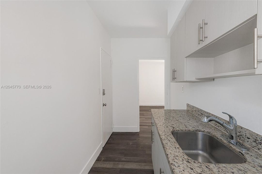 For Sale: $187,000 (1 beds, 1 baths, 577 Square Feet)