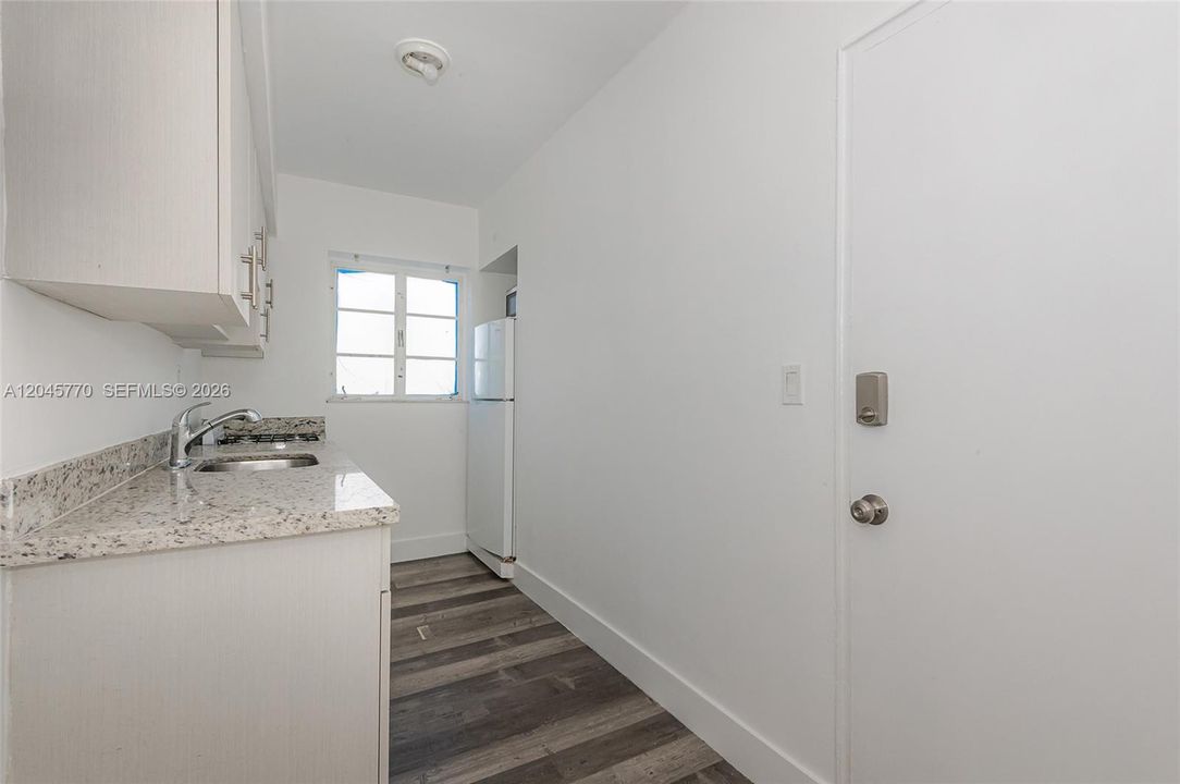 For Sale: $187,000 (1 beds, 1 baths, 577 Square Feet)