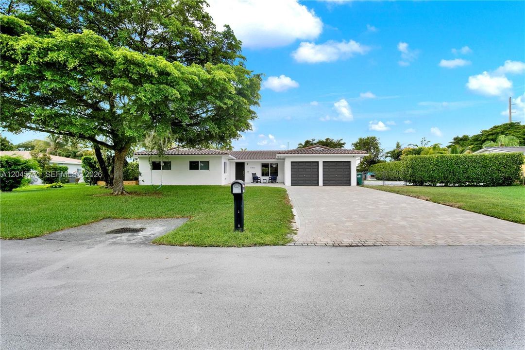 For Sale: $1,100,000 (3 beds, 2 baths, 2208 Square Feet)