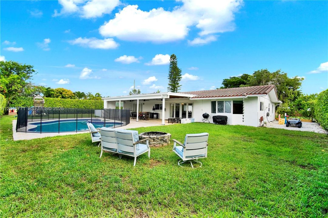 For Sale: $1,100,000 (3 beds, 2 baths, 2208 Square Feet)