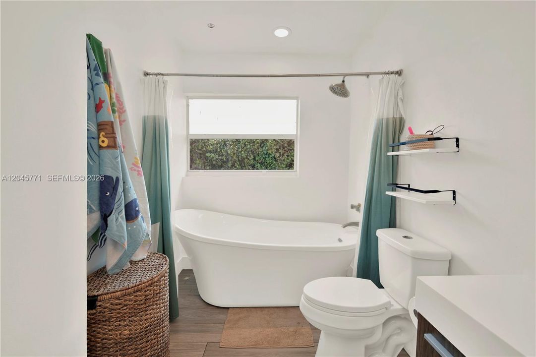 For Sale: $1,100,000 (3 beds, 2 baths, 2208 Square Feet)