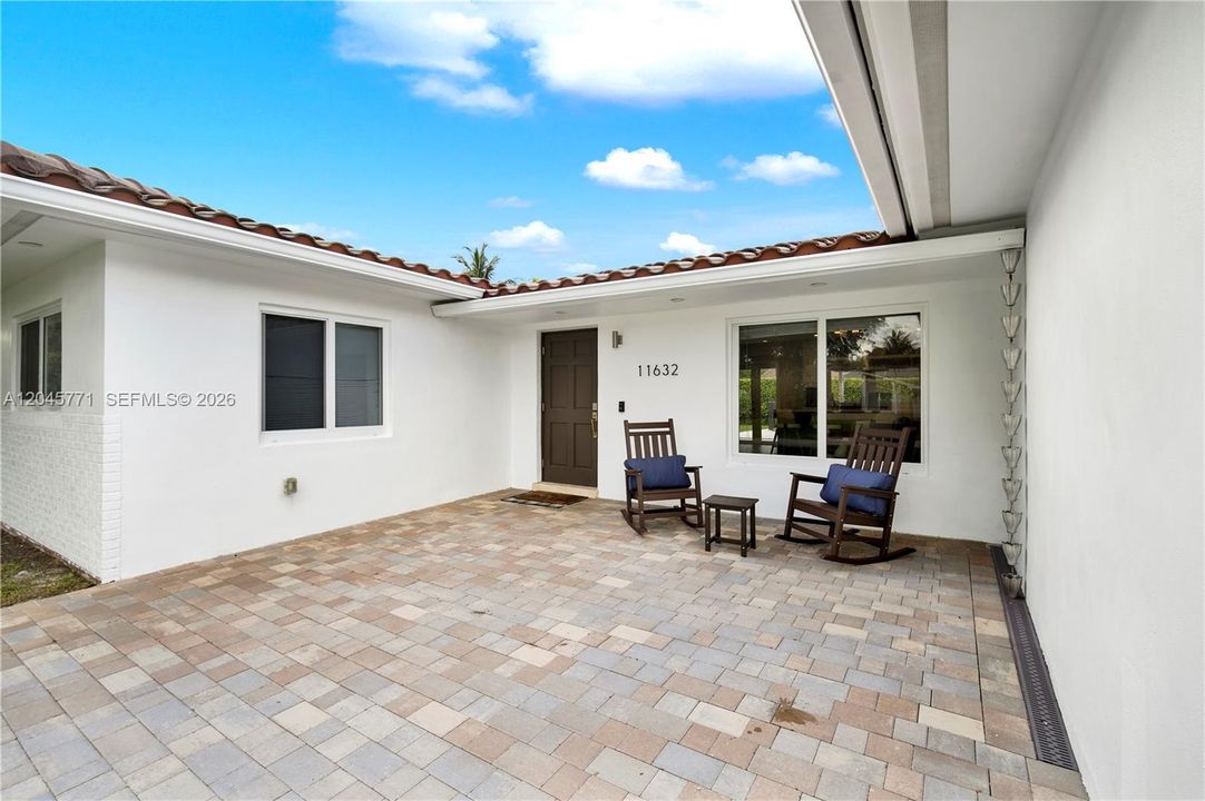 For Sale: $1,100,000 (3 beds, 2 baths, 2208 Square Feet)