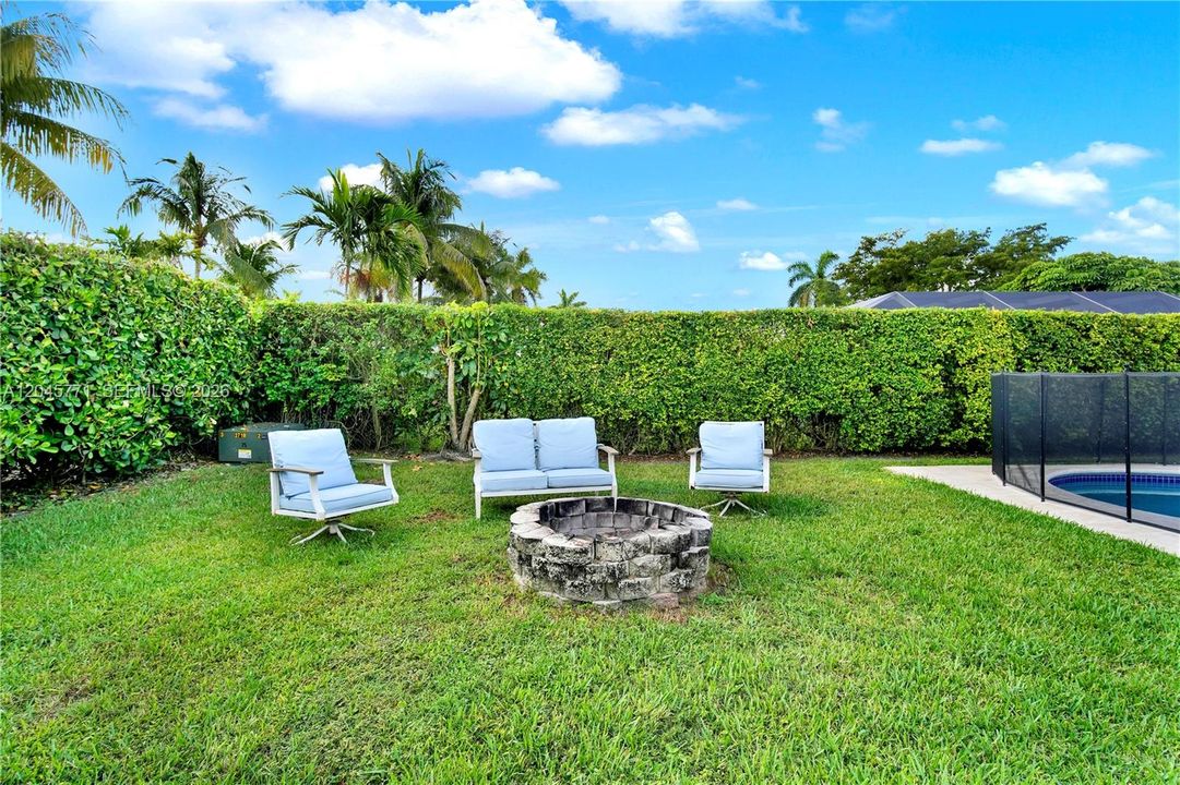 For Sale: $1,100,000 (3 beds, 2 baths, 2208 Square Feet)
