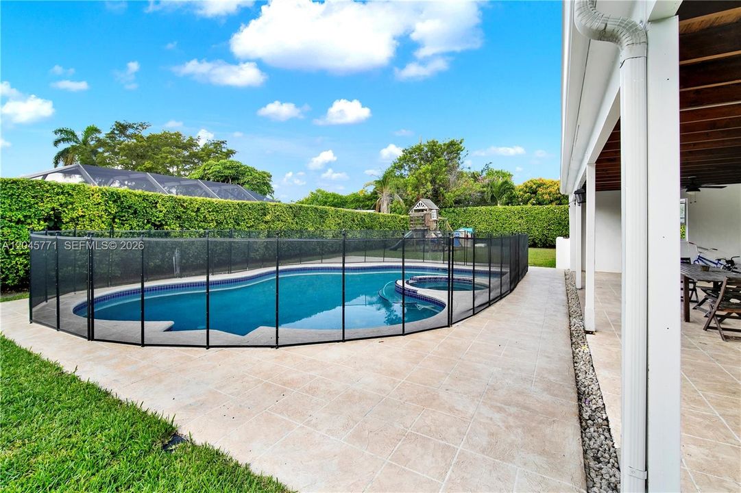 For Sale: $1,100,000 (3 beds, 2 baths, 2208 Square Feet)