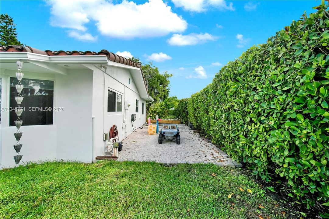 For Sale: $1,100,000 (3 beds, 2 baths, 2208 Square Feet)