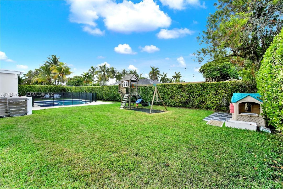 For Sale: $1,100,000 (3 beds, 2 baths, 2208 Square Feet)