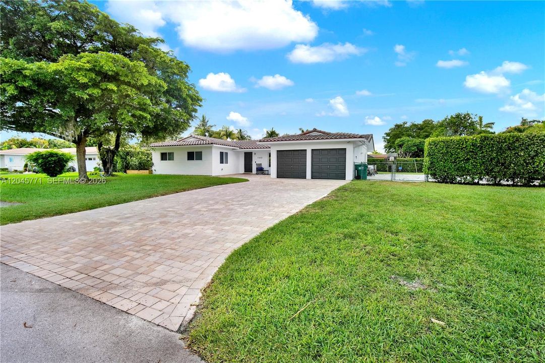 For Sale: $1,100,000 (3 beds, 2 baths, 2208 Square Feet)