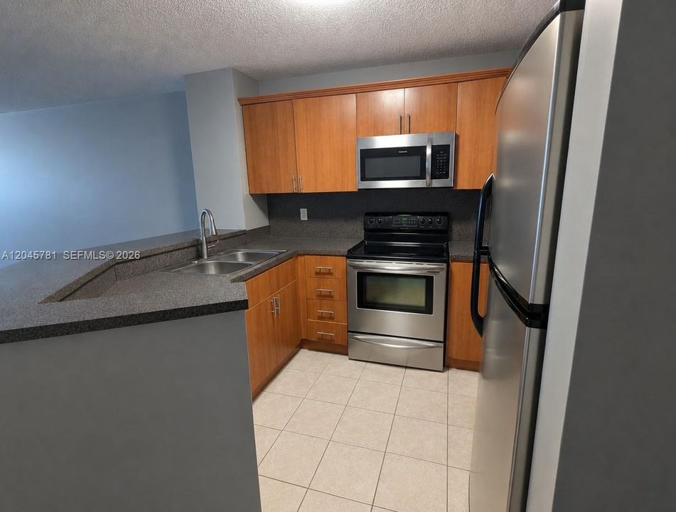 В аренду: $2,000 (2 спален, 2 ванн, 832 Квадратных фут)