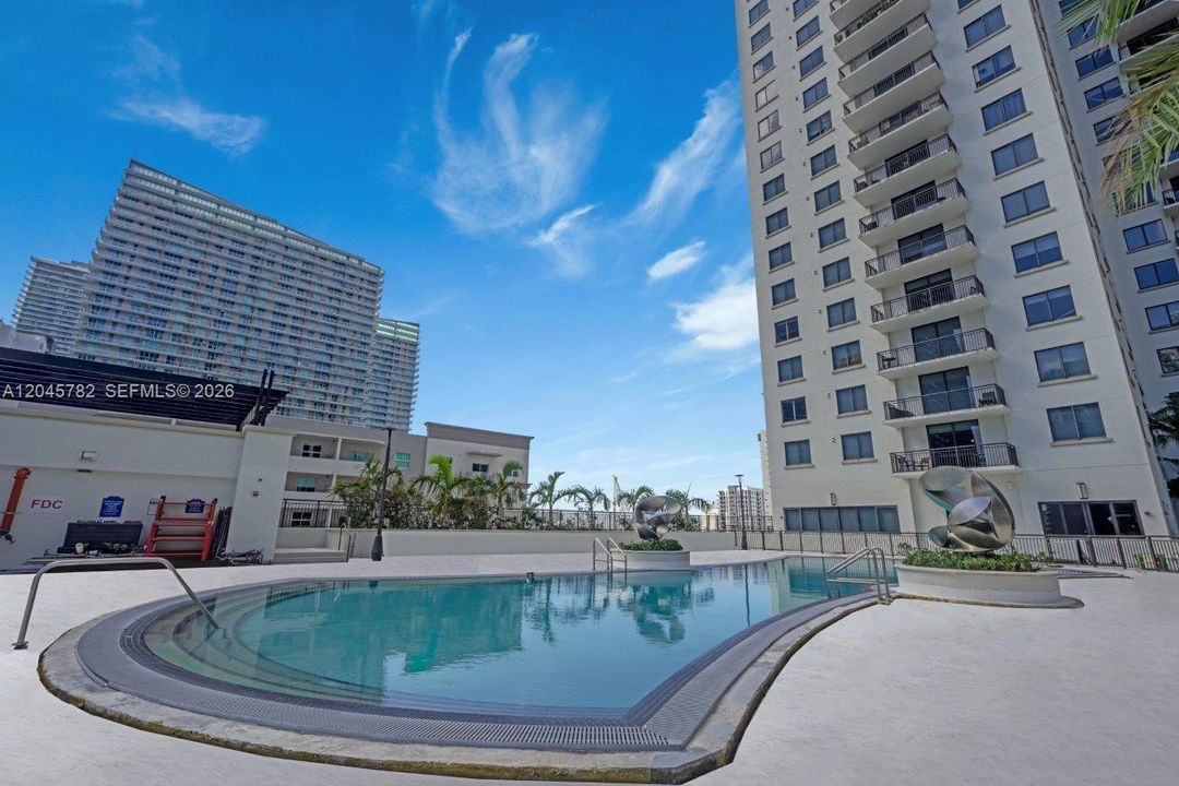 For Rent: $4,500 (2 beds, 2 baths, 1097 Square Feet)