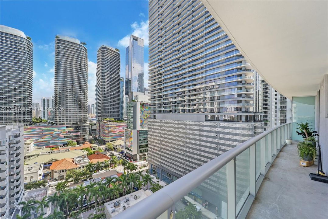 For Sale: $700,000 (2 beds, 2 baths, 910 Square Feet)