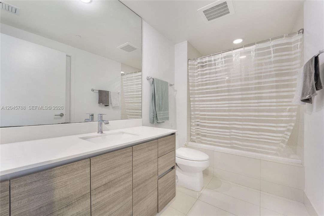 For Sale: $700,000 (2 beds, 2 baths, 910 Square Feet)