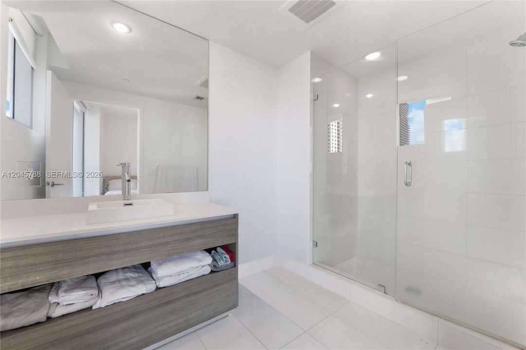 For Sale: $700,000 (2 beds, 2 baths, 910 Square Feet)