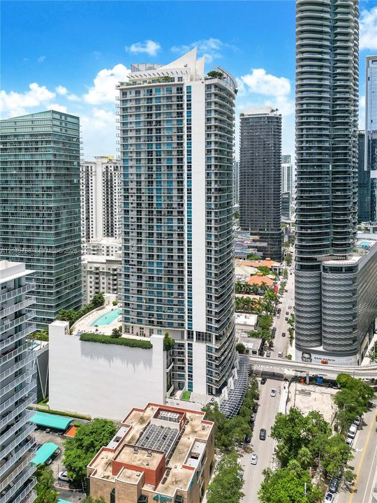 For Sale: $700,000 (2 beds, 2 baths, 910 Square Feet)