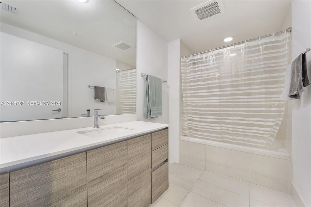For Sale: $700,000 (2 beds, 2 baths, 910 Square Feet)