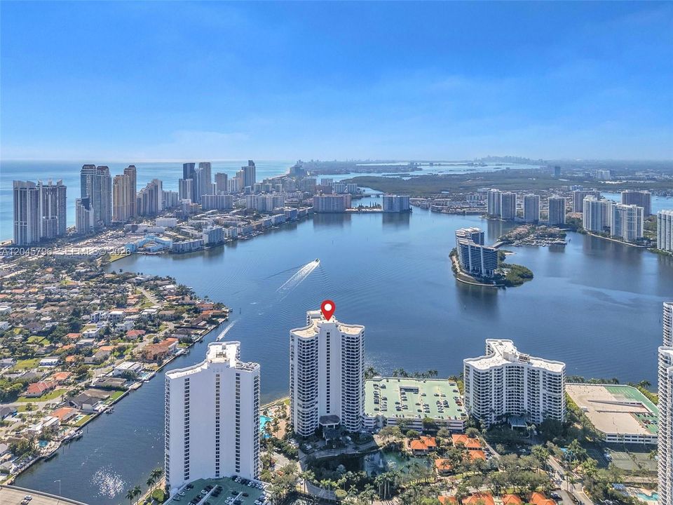 На продажу: $425,000 (2 спален, 2 ванн, 1361 Квадратных фут)