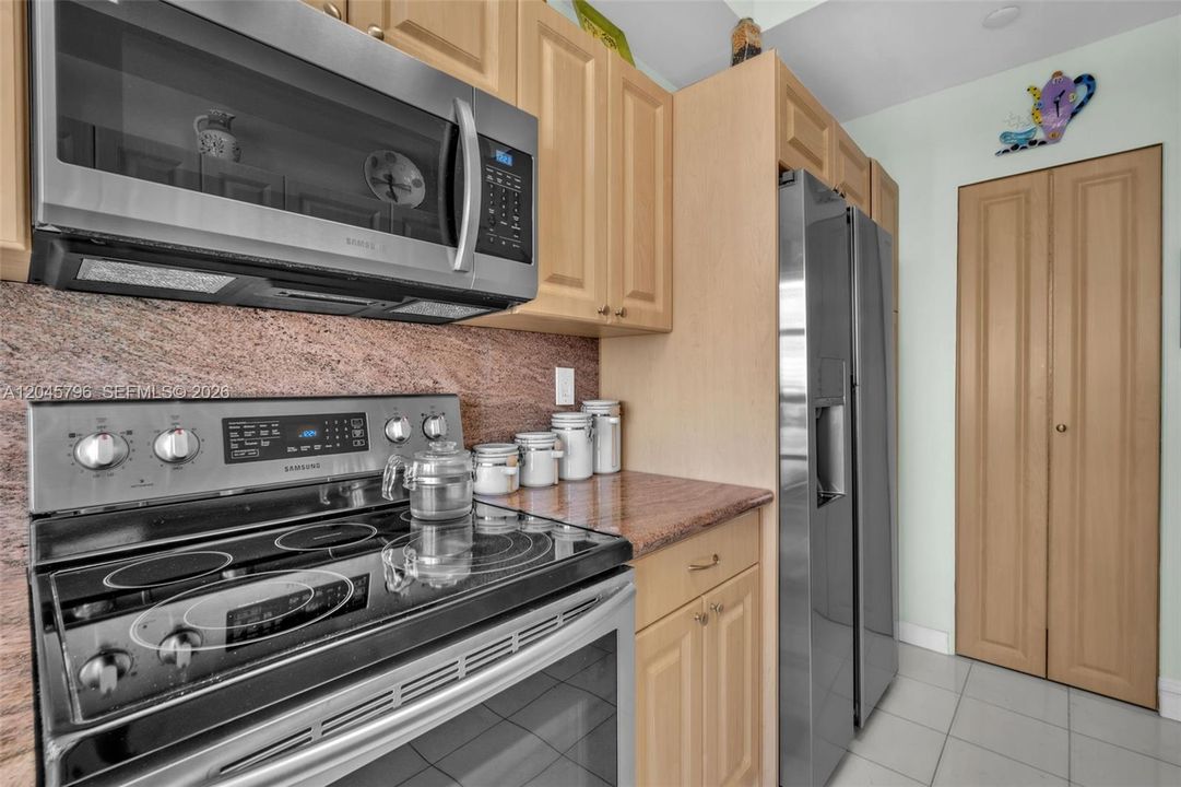 На продажу: $425,000 (2 спален, 2 ванн, 1361 Квадратных фут)