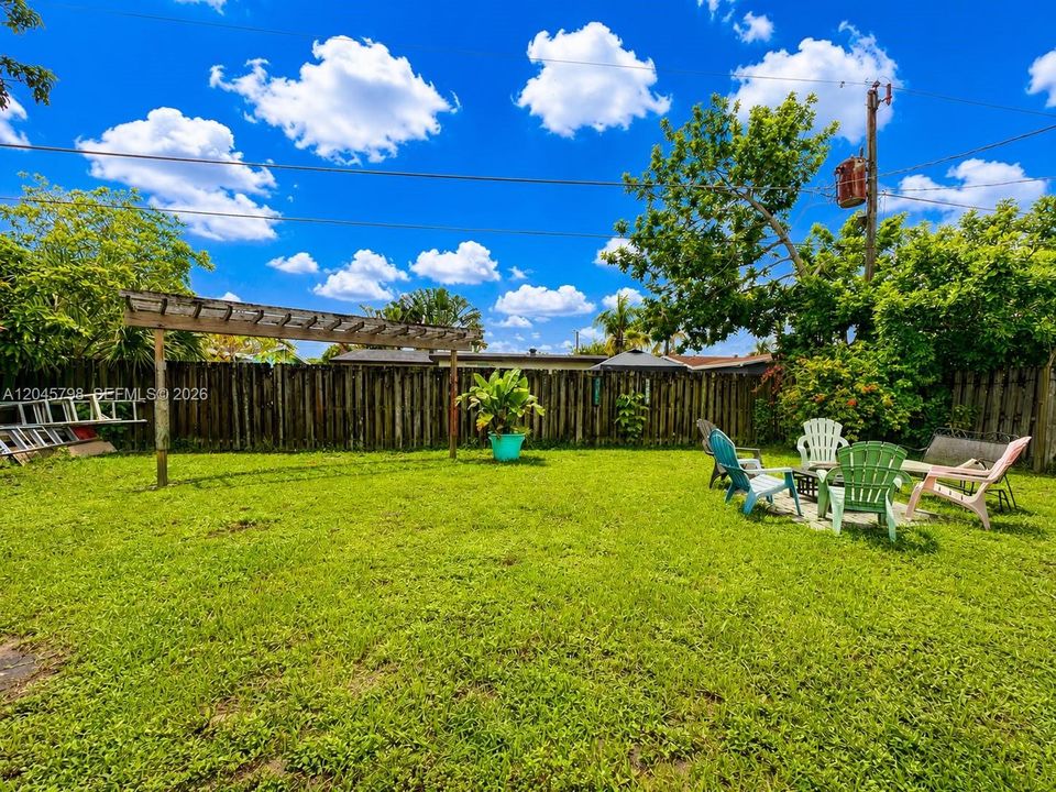 На продажу: $469,900 (3 спален, 1 ванн, 815 Квадратных фут)