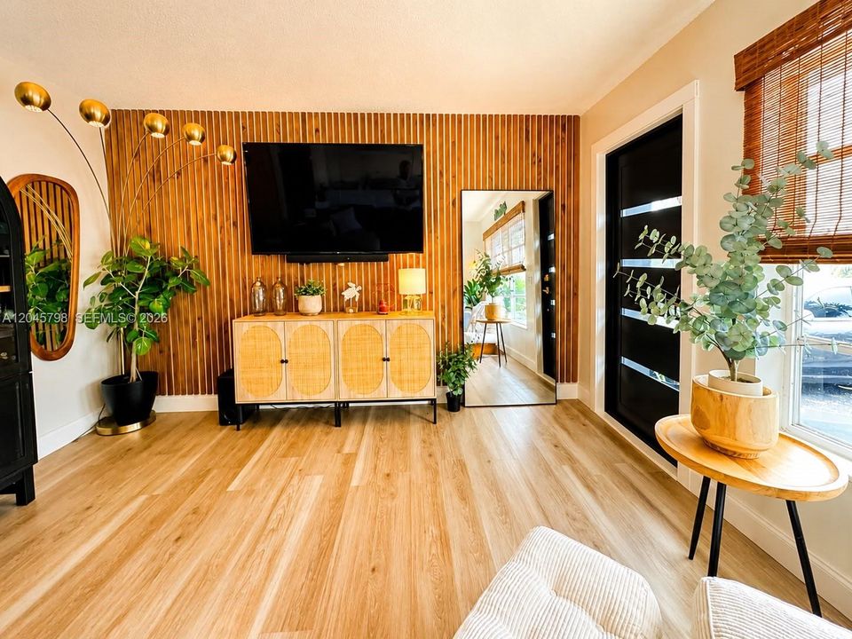 На продажу: $469,900 (3 спален, 1 ванн, 815 Квадратных фут)